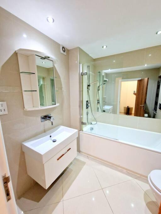 Modern Hyde Park Home With Private Entrance & Private Back Patio Near Bayswater & Paddington Stations Лондон Екстериор снимка