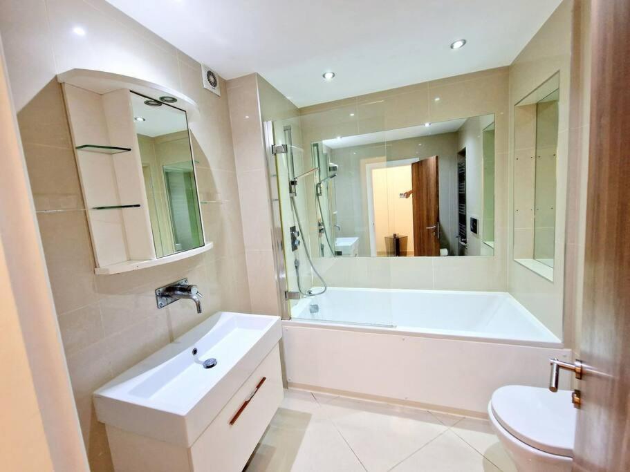 Modern Hyde Park Home With Private Entrance & Private Back Patio Near Bayswater & Paddington Stations Лондон Екстериор снимка